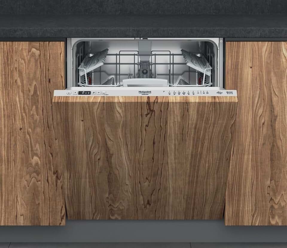 Hotpoint - HIO3T141W Lave-vaisselle Intégrable 60 cm avec 14 Couverts - Zone Wash 3D, Active Dry - Interface Tactile - Silencieux 41 dB, Classe Énergétique C - Encastrable