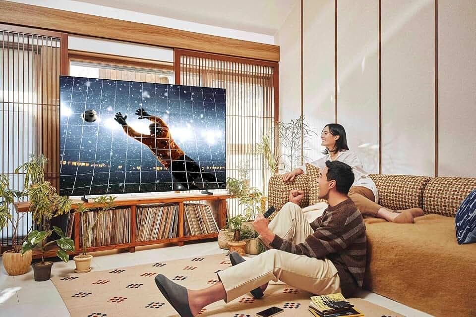 Samsung TV 43 Pouces Crystal UHD U7025F 4K Smart TV, Couleurs Incroyables avec Crystal Processor 4K, écoutez Tous Les Haut-parleurs avec Q-Symphony, données protégées, Knox Security et Gaming Hub