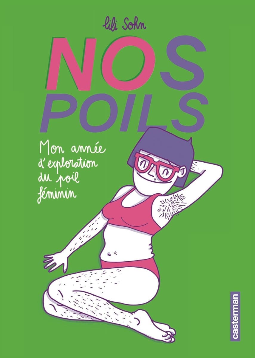 Lili Sohn s’épile depuis ses 12 ans. Systématiquement. Mollets, cuisses, maillot, aisselles, doigts de pied, sourcils, moustache. Avec un rasoir, de la crème dépilatoire ou de la cire. Elle a même pris un abonnement dans une chaîne d’institut de beauté spécialisée en épilation. Depuis ses 12 ans, elle se fait mal, vérifie, contrôle, se contraint à la discipline de l’épilation. Elle observe et juge ses consoeurs, jusqu’au jour où elle décide de s’interroger sur les raisons pour lesquelles ce poil, selon qu’il se trouve sur le corps d’une femme ou celui d’un homme est-il considéré comme dégoûtant ou comme viril. Que se passerait-il si elle décidait de se libérer de cette contrainte, en questionnant la dictature du glabre féminin ? C’est cette expérience d’un an, émaillée de références historiques et de témoignages, que retrace Lili Sohn dans cet album. Un sujet beaucoup moins anecdotique qu’on pourrait le croire !