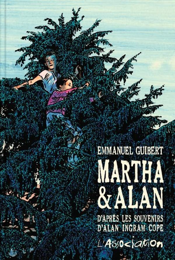 Martha et Alan, nouveau volet de la vie d'Alan Ingram Cope, nous replonge dans son enfance. Avec cet aparté, Emmanuel Guibert s'attache à un épisode tout particulier, celui d'une amitié qu'il a noué dès l'âge de 5 ans avec une petite fille de son école, Martha Marshall. De leurs jeux et bêtises d'enfants aux rendez-vous hebdomadaires au choeur de l'église presbytérienne, on retrouve Alan, bientôt orphelin, et son quotidien de petit californien dans une Amérique des années 1930 marquée par la Grande Dépression. Les années passant, Martha s'éloigne peu à peu à l'adolescence, jusqu'à des au revoir hâtifs à la veille de son départ pour l'armée. Avec ce souvenir au timbre nostalgique, Emmanuel Guibert donne une nouvelle fois voix à Alan et laisse transparaître avec pudeur le regret qui teinte l'évocation de celle qui fut son premier amour. Un récit, tout en couleur, composé d'images en doubles pages, qui restitue une Amérique surannée grâce à un dessin plus que jamais somptueux. Poursuivant ce qui devient peu à peu la fresque de la vie d'Alan Ingram Cope, Emmanuel Guibert rend le plus bel hommage qui soit à cet ami humble et extraordinaire qui disait « nous sommes les gens de qui nous parlons ».