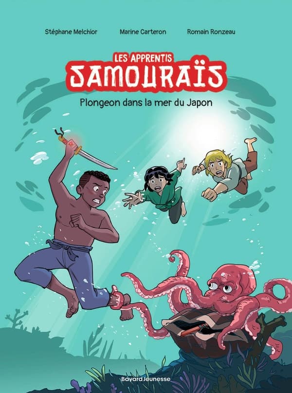 La mission des apprentis samouraïs - Sakura, la kendoka, Léon, le judoka et Logan, le karatéka - continue !Il est temps pour eux de retrouver la dernière des trois armes de leurs ancêtres samouraïs : le tanto d'Ako. Au dojo de maître Saburo, les enfants découvrent un nouvel indice : un origami en forme de barque. Grâce à leurs anneaux magiques, ils sont projetés dans l'ancien Japon où ils font la connaissance d'une pêcheuse, Otohime, une amie d'Ako. Bientôt, ils apprennent que le poignard est caché dans une grotte sous-marine. Il faudra donc faire un plongeon dans la mer du Japon, pourtant houleuse et mystérieuse... Pour couronner le tout, leur adversaire ninja, toujours sur leur trace, est arrivé en même temps qu'eux, et bien déterminé à leur mettre des bâtons dans les roues. Le temps est compté, et l'enjeu de taille...Les apprentis samouraïs parviendront-ils à remplir leur mission et à démasquer leur rival ninja ?