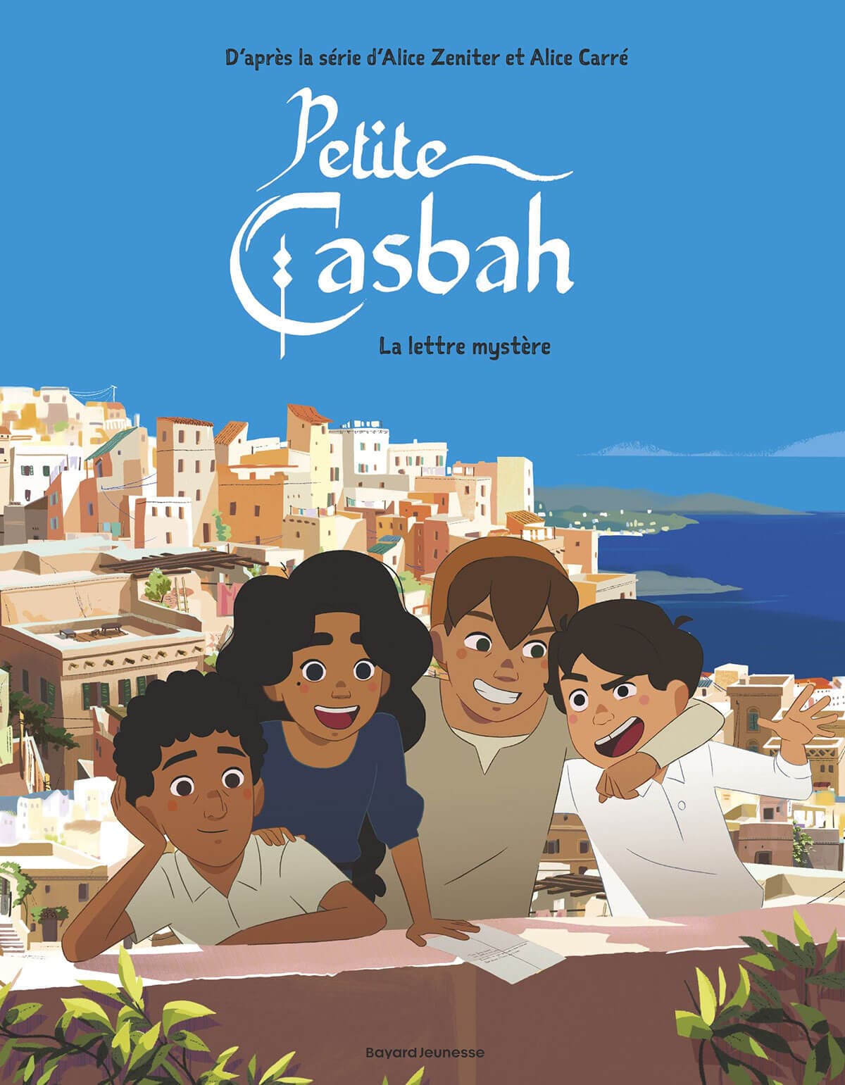 Alors que Khadidja est recueillie par Lyès, Philippe et Ahmed, ils apprennent par leur professeur, monsieur Germain, que Malek est suspecté de militer pour l'indépendance de l'Algérie. Ce dernier parvient toutefois à transmettre une mystérieuse lettre à sa petite soeur.Ensemble, les enfants vont tout faire pour décrypter ce message codé ! Mais c'est sans compter Guy qui est bien décidé à leur mettre des bâtons dans les roues...Une histoire d'amitié entre des enfants de milieux et communautés différents d'Alger à l'été 55 Ce magnifique récit d'aventure et d'amitié à hauteur d'enfants propose d'ouvrir le dialogue intergénérationnel autour d'une période et d'un conflit encore tabous. Un ouvrage ludique et pédagogique Cet album est l'adaptation en bande dessinée de la série animée écrite par Alice Zeniter et Alice Carré, diffusée par France Télévision. Un dossier documentaire de 8 pages complète la BD afin de permettre aux enfants de mieux comprendre le contexte et les enjeux de l'histoire.