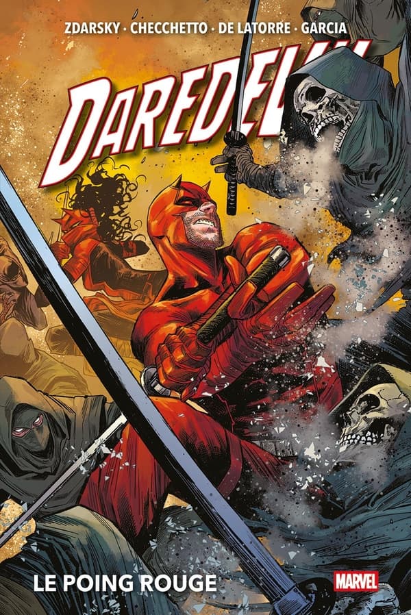 Aux yeux du monde, Matt Murdock est mort, mais il n'est pas près d'abandonner son costume de Daredevil. L'Homme sans Peur et sa partenaire Elektra sont déterminés à anéantir l'organisation ninja connue sous le nom de la Main. Parallèlement, de nouveaux ennemis font leur apparition à Hell's Kitchen. Et alors que les deux Daredevil tentent de rassembler une équipe, ils découvrent que tout le monde ne partage pas leur vision du futur...Depuis mars et le lancement sur Disney+ de la nouvelle série Daredevil : Born Again, les fans sont plus fans de l'Homme Sans Peur que jamais ! Nous poursuivons la réédition en DELUXE de l'excellent run de Chip Zdarsky (Invaders) et Marco Chechetto (Ultimate Spider-Man), un récit où les rebondissements sont au rendez-vous à chaque page !