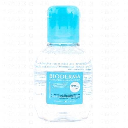 Eau micellaire, conçue spécifiquement pour la peau sensible des bébés et enfants. Nettoie, hydrate et apaise sans rinçage. ABCDerm H2O de BIODERMA est une eau micellaire ultra douce et hydratante, spécialement conçue pour la peau délicate et sensible des bébés et des enfants. Sa formule unique nettoie en douceur et respecte l'équilibre de la peau tout en apportant une hydratation optimale. Elle laisse la peau de bébé fraîche, douce, souple et sans résidus gras. ABCDerm H2O est formulé sans paraben et sans savon, ce qui en fait le produit d'hygiène idéal pour les bébés.ABCDerm H2O contient un tensio-actif non ionique qui lave efficacement tout en respectant le film hydrolipidique de la peau. Un test d'utilisation sous contrôle pédiatrique pendant 14 jours sur 20 bébés âgés de 3 à 36 mois avec une peau sèche a été réalisé pour attesté l'efficacité et tolérance de ce nettoyant pour bébé.