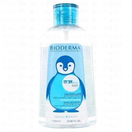 Eau micellaire, conçue spécifiquement pour la peau sensible des bébés et enfants. Nettoie, hydrate et apaise sans rinçage. ABCDerm H2O de BIODERMA est une eau micellaire ultra douce et hydratante, spécialement conçue pour la peau délicate et sensible des bébés et des enfants. Sa formule unique nettoie en douceur et respecte l'équilibre de la peau tout en apportant une hydratation optimale. Elle laisse la peau de bébé fraîche, douce, souple et sans résidus gras. ABCDerm H2O est formulé sans paraben et sans savon, ce qui en fait le produit d'hygiène idéal pour les bébés.ABCDerm H2O contient un tensio-actif non ionique qui lave efficacement tout en respectant le film hydrolipidique de la peau. Un test d'utilisation sous contrôle pédiatrique pendant 14 jours sur 20 bébés âgés de 3 à 36 mois avec une peau sèche a été réalisé pour attesté l'efficacité et tolérance de ce nettoyant pour bébé.