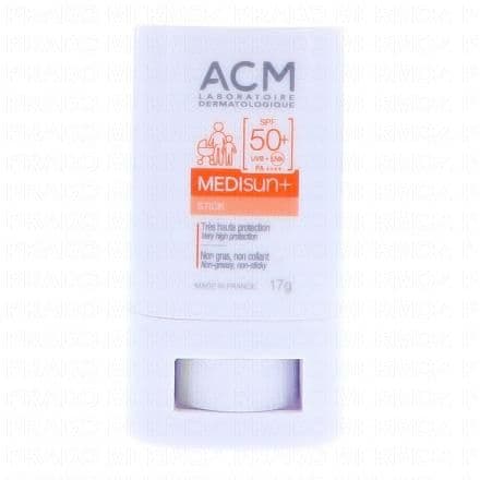 Stick solaire SPF50+ Pensé pour protéger efficacement les zones les plus fragiles du visage et du corps, ce stick solaire offre une très haute protection SPF50+ contre les rayons UVA, UVB mais aussi la lumière visible et les infrarouges, responsables du vieillissement cutané et des dommages liés au soleil. Son format stick nomade permet une application précise et rapide, idéale pour les zones sensibles comme les lèvres, le nez, les pommettes, les cicatrices ou les taches pigmentaires. Il s’utilise facilement à tout moment de la journée, sans contact direct avec les mains, pour une protection toujours à portée de main. Sa formule haute tolérance, adaptée aux peaux sensibles, assure une protection optimale tout en respectant l’équilibre cutané. Résistant à l’eau et à la transpiration, il accompagne parfaitement toutes les situations d’exposition, même les plus intenses. Sa texture invisible et non grasse glisse sur la peau sans laisser de traces blanches ni effet collant, pour un confort maximal et une utilisation discrète au quotidien.
