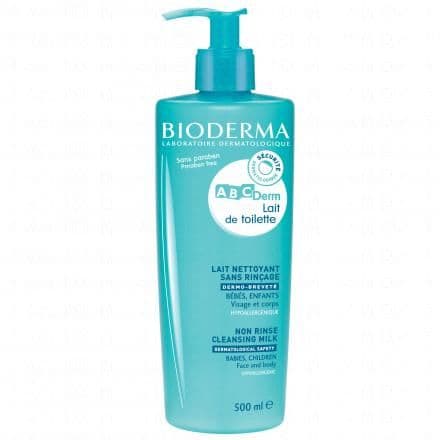 Lait nettoyant sans rinçage pour la peau délicate des bébés et des enfants. Nettoie en douceur, élimine les salissures et respecte l’équilibre cutané. ABCDerm Lait de Toilette est un produit de soin lavant spécialement conçu pour la peau délicate des bébés et des enfants. Ce lait sans rinçage nettoie la peau en douceur, éliminant efficacement toutes salissures. Il laisse la peau parfaitement hydratée et apporte un confort immédiat, respectant ainsi l’équilibre cutané de toutes les peaux, même les plus fragiles. Il est spécifiquement destiné à la toilette du visage et du corps des bébés et des enfants.La texture onctueuse du ABCDerm Lait de Toilette rend son utilisation agréable et efficace.Sa formule contient de l'eau et de la glycérine, des ingrédients hydratants qui assurent une peau parfaitement nettoyée et hydratée. L'ethylhexyl palmitate, un émollient, adoucit et lisse la peau tout en formant un film protecteur à sa surface. L'huile de jojoba, connue pour ses propriétés nourrissantes, contribue à l'équilibre hydrique de la peau et prévient sa déshydratation. Ce lait de toilette assure une peau parfaitement nettoyée tout en offrant une hydratation et une protection optimale.