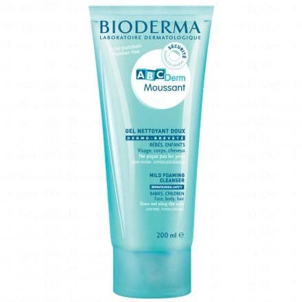 Nettoie en douceur la peau sensible des bébés et des enfants. Il respecte l'équilibre cutané et capillaire tout en préservant la santé de la peau. ABCDerm Gel moussant du laboratoire dermatologique BIODERMA est un gel lavant doux sans savon spécialement conçu pour respecter la peau sensible et délicate des bébés et des enfants. Ce gel nettoyant pour bébé nettoie en douceur tout en respectant l'équilibre cutané et capillaire, laissant la peau et les cheveux doux. ABCDerm Gel moussant est un produit de toilette pour bébé de haute qualité, conçu pour respecter et prendre soin de la peau fragile des tout-petits.Le produit offre une bonne tolérance cutanée et oculaire, assurant une utilisation sûre pour les bébés et les enfants. La texture du produit est douce et moussante pour une application agréable et facile. Formulé selon le principe de l'écobiologie, ABCDerm Gel moussant respecte l'écosystème de la peau et préserve sa santé durablement.
