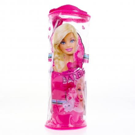 Cette trousse BARBIE contient : - 1 Brosse à dents Barbie- 1 Gobelet Barbie Grâce à la trousse de toilette Barbie, vos enfants seront équipés en toute circonstance grâce à la brosse à dents et au gobelet réutilisable. Pour les voyages et même à la maison, Barbie accompagne les enfants jusque dans la salle de bains.