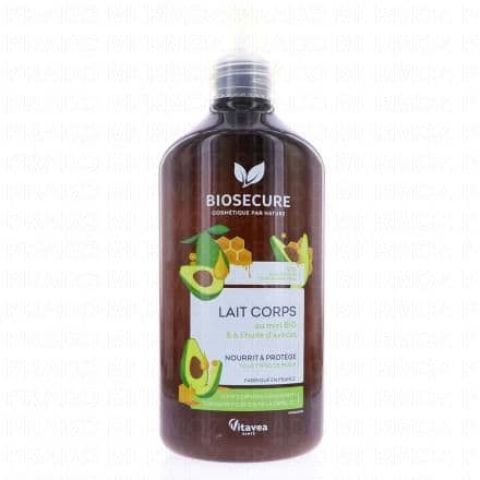 Nourrit et protège la peau au miel bio et l'huile d'avocat Le lait corps au miel Bio Biosecure est un produit de soin qui nourrit et protège tous les types de peau, en particulier les peaux déshydratées. Il s'applique après la douche et vous offre une enveloppe hydratante pour toute la journée. Outre le miel bio, ce lait pour le corps du laboratoire incorpore de l'huile d'avocat, dans une formule à 97% composée d'ingrédients d'origine naturelle.La peau, si souple et élastique à l'origine, peut devenir au fil du temps plus raide et tiraillée. La faute à la pollution, aux intempéries, au stress oxydatif et à une négligence dans ses soins. La faute, surtout, à un dessèchement progressif de l'épiderme qui, en perdant de l'eau, perd également en fraicheur et en souplesse. Résultat, votre peau s'abîme, se fragilise, s'irrite et devient inconfortable au quotidien avec cette impression qu'elle a subitement rétrécie et qu'elle s'étire de tous les côtés. Il est temps de réagir et de lui donner un peu d'amour, grâce au lait corps Biosecure au miel bio.