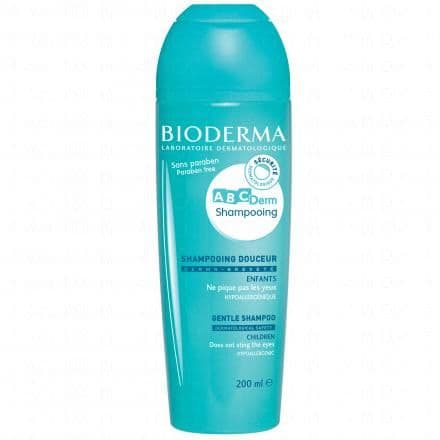 Shampooing Lavant doux pour le cuir chevelu délicat des enfants. Idéal pour nettoyer en douceur, rendre les cheveux soyeux et faciles à démêler. ABCDerm Shampoing est un lavant doux et hypoallergénique spécialement formulé pour le cuir chevelu délicat des bébés. Ce shampoing dermatologique pédiatique est parfait pour tous les types de peau, y compris la peau normale et la peau sèche des bébés et des enfants. C'est un shampoing bébé sans paraben qui respecte l'équilibre capillaire naturel de tous les types de peau, et particulièrement celles délicates des bébés tout en offrant un nettoyage efficace et doux.Il contient notamment du Capryloyl Glycine et du Pentylene Glycol, deux actifs aux propriétés hydratantes et apaisantes qui aident à maintenir l'équilibre naturel de la peau. ABCDerm Shampoing est un produit qui donne des résultats immédiats : il nettoie efficacement à 100%, respecte l'équilibre capillaire à 96%, et rend les cheveux brillants à 91%. Ce shampoing doux pour bébé est prescrit par les dermatologues et possède une très bonne tolérance cutanée et oculaire, ne piquant pas les yeux.