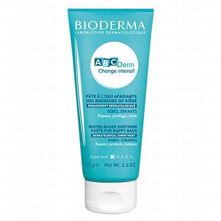 Apaise les rougeurs du siège chez les bébés. Renforce la barrière cutanée, protège et apaise les irritations. ABCDerm Change Intensif est une pâte à l'eau conçue spécifiquement pour apaiser et réparer les rougeurs du siège des bébés. Cette pâte à l'eau est idéale pour la peau délicate des bébés et des enfants, offrant un soulagement rapide et efficace des irritations et des rougeurs.Ce produit contient du D-panthénol, connu pour ses propriétés apaisantes, qui calme les sensations d'inconfort et renforce la barrière cutanée en accélérant la reconstruction de l'épiderme. Il est également enrichi en oxyde de zinc, un ingrédient purifiant qui protège l'épiderme et apaise les irritations. Sa galénique, sous forme de pâte à l'eau, contient des poudres minérales absorbantes et forme un film protecteur, qui isole l'épiderme tout en laissant la peau respirer. La glycérine compense l'effet asséchant des poudres et facilite l'application de la crème sur la peau irritée. ABCDerm Change Intensif promet d'atténuer rapidement les rougeurs, de réparer la peau, de protéger la peau et d'apaiser la peau. Sa texture est facile à étaler, ne colle pas et est non parfumée, assurant une très bonne tolérance cutanée.