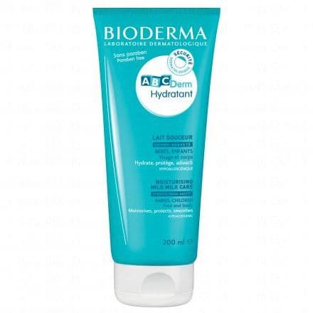 Hydratant visage/corps, lait de soin hydratant bébé quotidien pour une peau douce, protégée et souple. Ce produit est formulé et fabriqué en France. ABCDerm Hydratant est un lait de soin hydratant pour bébé, idéal pour le visage et le corps. Conçu spécialement pour la peau délicate des bébés et des enfants, ce produit protège la peau de bébé des sécheresses et est adapté aux peaux normales, sèches à potentiellement atopiques. Ce soin quotidien offre une hydratation, une protection et un renforcement de la barrière cutanée. Il adoucit la peau, offre une bonne tolérance cutanée et oculaire, avec une texture qui ne colle pas et un parfum léger. Le complexe Lipigenium™ permet de créer un film protecteur naturel et nourrit durablement la peau. Le complexe breveté Skin Barrier Therapy™ limite l’adhésion de certaines bactéries à la surface de la peau, qui peuvent être à l’origine de l’aggravation de la sécheresse cutanée. Les promesses de ce lait corps bébé incluent une peau hautement hydratée pendant 8 heures, une peau protégée pendant 24 heures, une peau douce, souple et une sensation de confort.