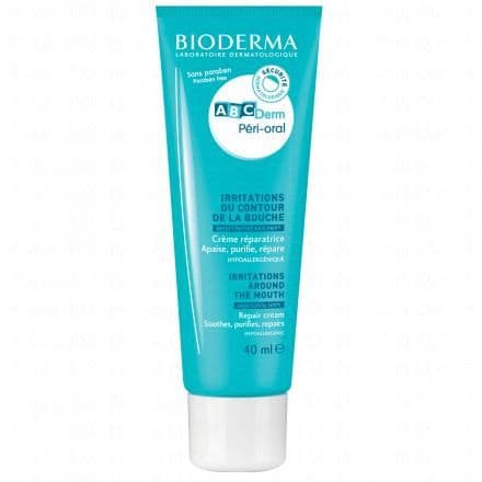 Apaise et répare les irritations du contour de la bouche des bébés et des enfants. Protège la peau délicate contre l'effet irritant de la salive. ABCDerm Péri-oral est une crème conçue pour apaiser, réparer et protéger les peaux irritées autour de la bouche chez les bébés et les enfants, spécialement celles qui entrent en contact constant avec la salive. La crème, possédant une excellente tolérance cutanée, offre de nombreux bénéfices comme l'apaisement, la protection, la réparation et la purification de la peau.En termes de texture, le produit est isolant et protecteur, facile à étaler sans laisser de résidus blancs sur la peau.ABCDerm Péri-oral est formulé avec l'innovant complexe Amylpriv™ :Ce composé breveté diminue l'activité de l'amylase, un enzyme dans la salive qui peut irriter la peau sensible autour de la bouche.La crème est aussi enrichie d'agents dermatologiques purifiants, formés par une association de cuivre et de zinc. De plus, elle contient des agents apaisants et protecteurs, tels que l'enoxolone, le panthénol, le ß-sitostérol et l’allantoïne. Ces composés aident à réduire les irritations, renforcer la barrière cutanée et apaiser les rougeurs. Des études cliniques appuient les bienfaits d'ABCDerm Péri-oral. Par exemple, après seulement 21 jours d'utilisation, 97% des participants ont expérimenté un apaisement et une réparation de la peau.