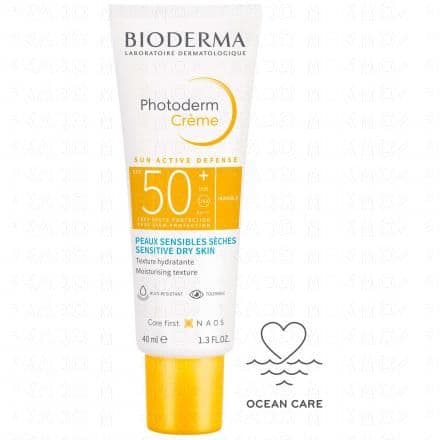Crème SPF50+ de BIODERMA est une crème solaire très haute protection pour les peaux normales et sensibles. Non collante et non grasse, elle préserve la santé de la peau durablement. PHOTODERM Crème SPF50+ est une crème solaire très haute protection conçue spécifiquement pour les peaux normales à sèches. Sa texture fondante et hydratante convient parfaitement aux adultes et adolescents recherchant une protection solaire maximale. La cible principale de ce produit est le visage et le cou.La technologie SUN ACTIVE DEFENSE, incluse dans la formulation de ce produit, offre une protection solaire de haute technologie, renforcée contre les rayons UVA. Elle associe des filtres UV à une protection biologique brevetée qui améliore les capacités d’auto-défense de la peau, pour aider à maintenir sa santé au soleil. Les bénéfices de ce produit incluent une très haute protection UVA/UVB, une protection contre le stress oxydatif de +26% et une protection des capacités de défenses immunitaires de la peau de +24%. Grâce à sa formule hydratante, PHOTODERM Crème SPF50+ offre également une hydratation de la peau pendant 8 heures.PHOTODERM Crème SPF50+ est un produit de la gamme Photoderm du laboratoire BIODERMA, un laboiratoire dermatologique qui s'inspire de l'écobiologie pour développer des produits dermo-cosmétiques. L'écobiologie est au cœur de la démarche NAOS, pour respecter l'écosystème de la peau et préserver sa santé durablement. Les produits BIODERMA sont conçus avec des ingrédients biomimétiques, semblables à ceux naturellement présents dans la peau.Comme tous les produits BIODERMA, PHOTODERM Crème SPF50+ est fabriqué à Aix en Provence, en France, gage de qualité et de savoir-faire. Photoderm Crème SPF50+ respecte l’ensemble des écosystèmes aquatiques en eaux marines et eaux douces. Les produits Aquatic Ecosystem Tested n’ont aucun impact sur les coraux, les algues marines, et les planctons d’eau douce.