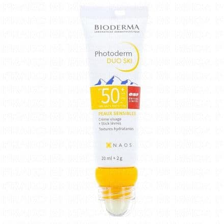 Solaire 2-en-1 pour visage et lèvres. Il offre une haute protection pour toute la famille et prévient les réactions cutanées au soleil. PHOTODERM DUO Ski SPF50+ est une protection solaire 2-en-1, très haute protection, spécialement conçue pour les peaux normales. Ce produit unique, créé par le laboratoire dermatologique BIODERMA, est le compagnon idéal pour les amateurs de ski. Il offre une protection optimale pour le visage et les lèvres, deux zones souvent exposées et sensibles au soleil lors des activités en plein air.Grâce au SPF50+, PHOTODERM DUO Ski offre une très haute protection contre les rayons UVA et UVB. Ce niveau de protection est essentiel lors des activités en montagne comme le ski, où le soleil peut être particulièrement intense. En plus de la crème solaire pour le visage, ce produit comprend un stick lèvre SPF50+. Ce stick lèvre apporte une protection supplémentaire pour vos lèvres, souvent oubliées mais particulièrement vulnérables au soleil. PHOTODERM DUO Ski est adapté pour les adultes aussi bien que pour les enfants. Sa texture légère et non grasse s'étale facilement, pénètre rapidement et ne laisse pas de résidu. Il est idéal pour une utilisation en plein air et résiste à la transpiration et à la neige.En se basant sur l'écobiologie et le biomimétisme, BIODERMA a élaboré des produits qui respectent la peau et l'environnement. Ces ingrédients biomimétiques, similaires à ceux naturellement présents dans la peau, permettent d'agir sur les mécanismes naturels de la peau, pour une protection optimale et durable.Comme tous les produits BIODERMA, PHOTODERM DUO Ski SPF50+ est fabriqué à Aix en Provence, en France.