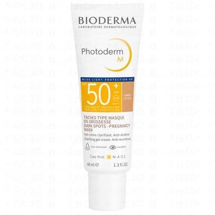 Crème solaire teintée dorée protectrice, idéale pour les peaux hyperpigmentées et hyper-réactives. Elle minimise les risques de pigmentation et atténue les taches, tout en offrant une haute protection solaire. Photoderm M SPF50+ du laboratoire dermatologique BIODERMA est une crème solaire teintée spécialement conçue pour aider à gérer les causes du mélasma. Cette crème solaire spéciale tâches type ''''masque de grossesse'''', offre une protection maximale contre les UV et les tâches, previent les récidives du mélasma, et est la meilleure protection contre la lumière bleue du marché. Photoderm M minimise les risques de pigmentation et atténue les taches existantes des peaux hyperpigmentées et des femmes enceintes plus sujettes aux taches brunes. La crème solaire Photoderm M SPF50+ offre de nombreux avantages. Elle assure un fini matifiant et poudré pendant 8 heures, une haute concentration de pigments pour une couverture élevée sans effet masque, et une résistance à l'eau, à la chaleur et à une forte humidité. Elle protège la peau contre les UVB, les UVA et la lumière bleue qui peuvent aggraver les conditions du mélasma. Elle est adaptée aux peaux sensibles, normales, mixtes ou grasses.Photoderm M SPF50+ est destiné aux adultes, y compris les femmes enceintes et allaitantes. Sa texture gel-crème est non collante et non grasse, sans parfum, avec une très bonne tolérance cutanée et oculaire.Enrichie en glabridine, cette nouvelle formule brevetée régule biologiquement le processus de pigmentation et aide ainsi à prévenir les taches pigmentaires, à réduire leur apparition et à limiter leur réapparition. Photoderm M intègre également la technologie SUN ACTIVE DEFENSE, une protection solaire de haute technologie renforcée contre les UVA. Ce produit est cliniquement prouvé et est recommandé par des dermatologues.Photoderm M SPF50+ promet de prévenir l'aggravation du mélasma pour 96% des utilisateurs, de corriger le mélasma avec une diminution de l'indice de gravité de la zone de mélasma modifié (mMASI) de près de 1/3, et d'éclaircir la peau pour 90% des utilisateurs. Avec une protection de 66% contre la lumière bleue, il aide à prévenir la récidive du mélasma. Comme tous les produits BIODERMA, Photoderm M SPF50+ est formulé selon le principe d'écobiologie qui respecte l'écosystème de la peau et préserve sa santé durablement. Les produits BIODERMA sont fabriqués à Aix en Provence, en France.Enfin, Photoderm M SPF50+ respecte les écosystèmes aquatiques avec son Label Aquatic ecosystem tested. Il est fabriqué à Aix en Provence, en France, et est basé sur les principes de l'écobiologie et du biomimétisme.