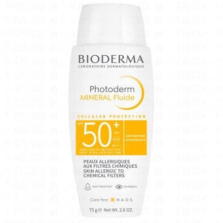 Crème solaire minérale pour visage, conçue pour les peaux sensibles ou allergiques aux filtres chimiques. Offrant une très haute protection, elle respecte l'écosystème de la peau. Découvrez PHOTODERM MINERAL Fluide SPF50+, une crème solaire minérale de très haute protection de BIODERMA, spécifiquement formulée pour les peaux sensibles à intolérantes ou allergiques aux filtres chimiques. Cette crème solaire pour le visage et le corps offre une protection optimale contre les méfaits des UV et des radicaux libres grâce à sa combinaison de filtres minéraux UVA/UVB et de vitamine E antioxydante.Les filtres minéraux UVA/UVB offrent une protection solaire très haute pour les peaux intolérantes au soleil.Sa texture ultra-légère et fluide est incolore à l'application, offrant un confort optimal sans laisser de résidus blancs ou de sensation grasse. De plus, ce produit est résistant à l'eau et à la transpiration, ce qui en fait un choix idéal pour une utilisation en extérieur ou pendant les activités sportives.La vitamine E antioxydante aide à protéger la peau contre le stress oxydatif. Les tests d'usage montrent que 95% des utilisateurs qui ont une peau intolérante au soleil ont trouvé que cette crème solaire correspondait à leurs besoins. Comme tous les produits BIODERMA, PHOTODERM MINERAL Fluide SPF50+ est fabriqué à Aix-en-Provence, en France, et est formulé selon le principe d'écobiologie qui est au cœur de la démarche NAOS. Cela signifie que ce produit respecte l'écosystème de votre peau et préserve sa santé durablement.Enfin, PHOTODERM MINERAL Fluide SPF50+ porte le label Aquatic ecostystem tested qui confirme l'innocuité des produits solaires BIODERMA pour les écosystèmes aquatiques. C'est une garantie supplémentaire que vous choisissez un produit qui respecte à la fois votre peau et l'environnement.