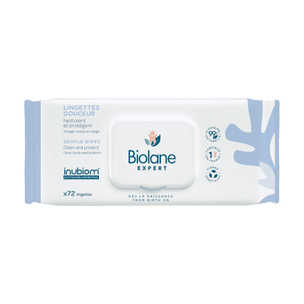 Hygiène corporelle des bébés et des enfants. Biolane Expert Lingettes Douceur 72 Lingettes sont des lingettes qui nettoient parfaitement et protègent le visage, le corps et le siège de bébé dès la naissance. Elles sont spécialement adaptées pour nettoyer et protéger les peaux sensibles. Elles sont idéales en toutes occasions. Leur fibre biodégradable Tencel est très douce, pour une parfaite affinité avec les peaux les plus fragiles. Cette fibre écologique est issue de pulpes de bois dont les plantations sont gérées durablement. Elle est non traitée et assure un nettoyage très doux.Leur formule enrichie en Inubiom, actif protecteur d'origine végétale, renforce et protège la peau de bébé. Il préserve l'équilibre cutané, pour une peau en pleine santé.