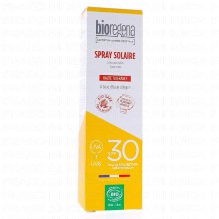 Spray solaire bio à l'huile d'argan SPF30 Formulé à l'huile précieuse d'argan, le spray solaire BIOREGENA SPF30 est idéal pour protéger et nourrir la peau. Son filtre minéral crée une réverbération des rayons UVB et UVA pour protéger efficacement leur peau des agressions du soleil. L'huile de coco contenue dans la crème solaire prévient le vieillissement cutané. Elle résiste à l'eau et est facile d'utilisation grâce a son spray.