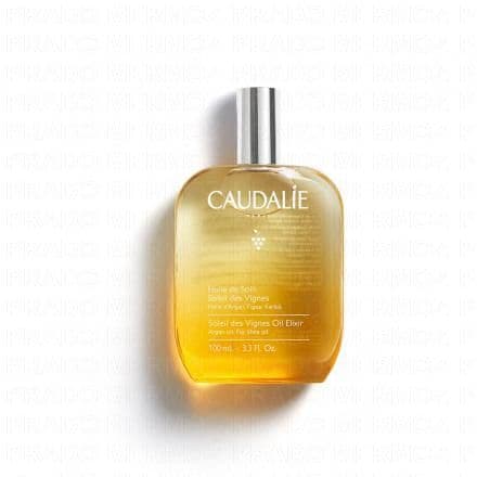 Nourrissez et illuminez votre peau, avec un parfum d'été qui dure toute l'année Offrez à votre peau un soin nourrissant de qualité supérieure avec l'Huile de Soin Soleil des Vignes. Cette huile pour le corps est infusée d'un mélange luxueux d'huiles d'argan, de karité, de pépins de raisin et d'amande qui nourrissent la peau en profondeur, rehaussent son élasticité et lui apportent un éclat instantané.L'essence caractéristique de Soleil des Vignes confère à cette huile un parfum envoûtant et durable. Les effluves de coco, de fleur d'oranger et de jasmin se fondent sur la peau, évoquant le souvenir de l'été à chaque utilisation, quelle que soit la saison. Avec cette huile de soin, l'été est à portée de main toute l'année.