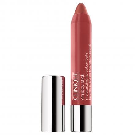 Hydratez et nourrissez vos lèvres tout en couleur avec le Baume à lèvres hydratant teinté Chubby Stick. Une hydratation et une brillance qui mettent l'eau à la bouche ! Ce baume associe le plaisir d'un crayon de couleur ludique au confort d'une hydratation intense. Il recouvre vos lèvres d'un voile de douceur aux reflets de couleurs éclatants. Sa formule unique à base de beurre de karité et d'huile de Jojoba laisse vos lèvres appétissantes et irrésistiblement brillantes. Une texture fondante pour une application sans effort. Disponible en 16 teintes savoureuses à moduler au gré de vos envies. Du plus naturel au plus sophistiqué, il existe un Chubby Stick pour toutes les occasions !