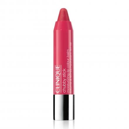 Hydratez et nourrissez vos lèvres tout en couleur avec le Baume à lèvres hydratant teinté Chubby Stick. Une hydratation et une brillance qui mettent l'eau à la bouche ! Ce baume associe le plaisir d'un crayon de couleur ludique au confort d'une hydratation intense. Il recouvre vos lèvres d'un voile de douceur aux reflets de couleurs éclatants. Sa formule unique à base de beurre de karité et d'huile de Jojoba laisse vos lèvres appétissantes et irrésistiblement brillantes. Une texture fondante pour une application sans effort. Disponible en 16 teintes savoureuses à moduler au gré de vos envies. Du plus naturel au plus sophistiqué, il existe un Chubby Stick pour toutes les occasions !
