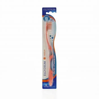 Brosse à dents adulte. Spécialement conçue pour éliminer les plaques dentaires sans agresser l’émail, les brosses à dents Elgydium Anti-plaques medium sont dotées de brins croisés en X qui optimisent la suppression des plaques dentaires 30% plus que les brosses à dents normales. Leurs Brins en Tynex sont arrondis pour une sécurité maximale et un respect des dents et de la gencive. La Brosse à dents Anti-plaque medium est aussi conseillée pour pour les bouches étroites. Tête ovale garnie de brins bicolores aux extrémités arrondies, implantés en X. Manche ergonomique. Favorise l'élimination de la plaque dentaire. Livrée avec un capuchon de protection. Coloris : assortis, bleu, orange, vert, violet.