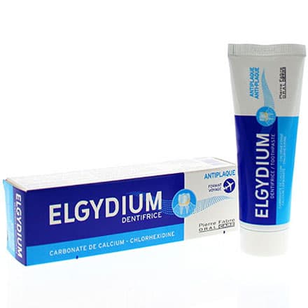 Prévient la formation de la plaque dentaire et du tartre. Enrichi en carbonate de calcium et chlorhexidine, ce dentifrice purifie, polit et reminéralise pour une hygiène quotidienne optimale. Le carbonate de calcium régénère le collagène et renforce la gencive. La chlorhexidine permet de lutter contre la plaque dentaire et les inflammations gingivales et a des propriétés antibactériennes. Le renouvellement des tissus de soutien de la dent est stimulé, l'émail est protégé contre l'abrasion. Le dentifrice laisse une agréable sensation de fraîcheur tout en diminuant la plaque dentaire.