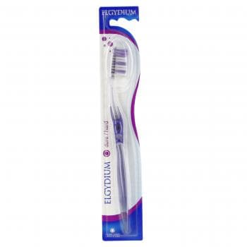 Brosse à dents adulte. Spécialement conçue pour éliminer les plaques dentaires sans agresser l’émail, les brosses à dents Elgydium Anti-plaques dures sont dotées de brins croisés en X qui optimisent la suppression des plaques dentaires 30% plus que les brosses à dents normales. Leurs Brins en Tynex sont arrondis pour une sécurité maximale et un respect des dents et de la gencive. La Brosse à dents Anti-plaque dure est aussi conseillée pour pour les bouches étroites. Tête ovale garnie de brins bicolores aux extrémités arrondies, implantés en X. Manche ergonomique. Favorise l'élimination de la plaque dentaire. Livrée avec un capuchon de protection. Coloris : assortis, bleu, orange, vert, violet.