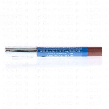 Enrichi en silicium, vitamines F et E Cette Ombre à Paupières se décline en teintes mates ou irisées. Son embout crayon fondant permet une application très facile et confortable.Appliquée en un trait, ou estompée au doigt, cette Ombre à Paupières donne au regard un look naturel comme sophistiqué. Waterproof, elle tient toute la journée sans migrer dans les plis de la paupière.Enrichi en silicium et vitamines F et E nourrissants et restructurants, ce crayon allie une action soin et maquillage protégeant et hydratant le fin tissu fragile qu’est la paupière pour un plus grand confort.Sans conservateur, ni chrome et carmin, sa formule assure une parfaite tolérance aux yeux sensibles ou allergiques.