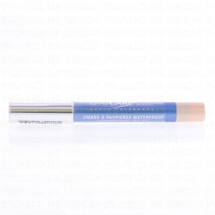 Crayon ombre à paupières. Teinte irisée pour un look naturel Cette Ombre à Paupières se décline en teintes mates ou irisées. Son embout crayon fondant permet une application très facile et confortable.Appliquée en un trait, ou estompée au doigt, cette Ombre à Paupières donne au regard un look naturel comme sophistiqué. Waterproof, elle tient toute la journée sans migrer dans les plis de la paupière.Enrichi en silicium et vitamines F et E nourrissants et restructurants, ce crayon allie une action soin et maquillage protégeant et hydratant le fin tissu fragile qu’est la paupière pour un plus grand confort.Sans conservateur, ni chrome et carmin, sa formule assure une parfaite tolérance aux yeux sensibles ou allergiques.