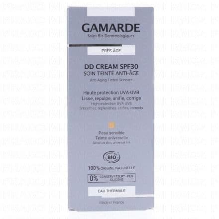 Soin Teinté Anti-âge Sublimez votre peau au quotidien avec cette DD Cream (Daily Defense), véritable soin 5-en-1 à l’efficacité anti-âge, photoprotectrice, hydratante, unifiante et correctrice. Sa texture fluide à la teinte spécifiquement conçue pour s’adapter à une majorité de carnations s’applique parfaitement sur l’ensemble de votre visage pour un teint unifié toute la journée.Enrichie en extrait de Fenugrec reconnu pour son action anti-rides, cette crème de teint estompe les signes de l’âge et lisse les rides et ridules tout en apportant un effet bonne mine immédiat. Sa haute protection solaire SPF30 protège votre épiderme des rayonnements UV été comme hiver, tout en évitant les méfaits du stress oxydatif accentuant le vieillissement cutané.Grâce à l’action synergique d’huile végétale de Noisette Bio associée à l’Acide hyaluronique d’origine végétale, l’épiderme semble repulpé, comme lifté.L’Eau Thermale de Gamarde-les-Bains est reconnue par l’Académie de Médecine en 1841 pour ses propriétés apaisantes sur les peaux sensibles.