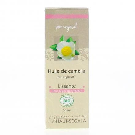 Huile de Camélia (ou huile de Théier) biologique. Lissante et nourrissante. Tous types de cheveux. Cette huile (obtenue par pression à froid des graines du théier), assouplit et aide à lisser et à démêler les cheveux. Elle peut être utilisée en masque grâce à sa texture sèche et peut également être utilisée sur les pointes comme soin sans rinçage pour des cheveux souple et brillant. Le petit + : Son action émolliente en fait un soin à part entière pour les peaux sèches.