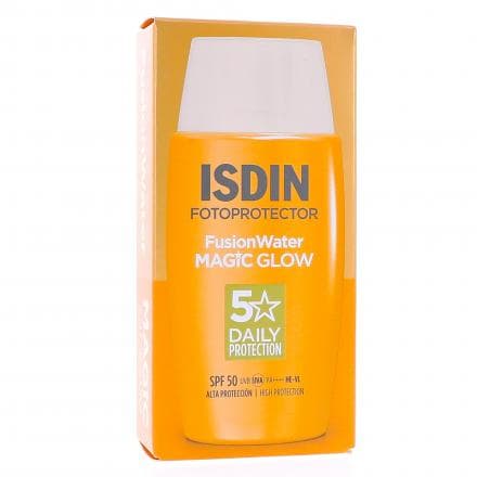 Protection solaire visage Isdin Fotoprotector Fusion Water Magic Glow Crème Solaire SPF50 50 ml est un écran solaire ultra-léger pour le visage, à la phase externe aqueuse, d'usage quotidien. Cette crème solaire de haute protection UV renforce et prolonge le bronzage naturel de la peau avec un effet glow : elle apporte de la luminosité et un effet bonne mine. Elle possède également une action antioxydante et hydratante. Sa texture se fond sur la peau, elle est absorbée immédiatement sans laisser de résidu gras. Sans huile minérale.