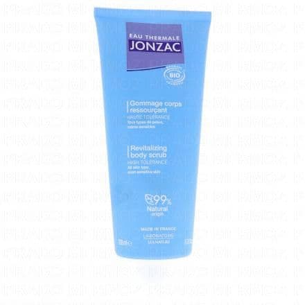 Gommage bio qui permet d'exfolier la peau en douceur Le gommage constitue une étape incontournable de la routine beauté, tant pour le visage que pour le corps, et ce en toutes saisons. Pour votre corps, Jonzac propose son gommage ressourçant, adapté à toutes les peaux. Il permet de débarrasser la peau des cellules mortes, lisser les petites irrégularités, préparer la peau à l'épilation et au rasage, prolonger le bronzage... Sa formule repose sur l'association de 2 types d'exfoliants : la perlite, d'origine minérale, et la cellulose microcristalline, d'origine végétale. Le gommage corps ressourçant Jonzac est également enrichi en eau thermale réputée pour ses vertus régénérantes, apaisantes et anti-inflammatoires. La glycérine, humectante, contribue à maintenir l'hydratation et la barrière cutanée. Ainsi, après chaque exfoliation, la peau est instantanément plus douce, souple et lisse, sans aucune sensation d'inconfort.