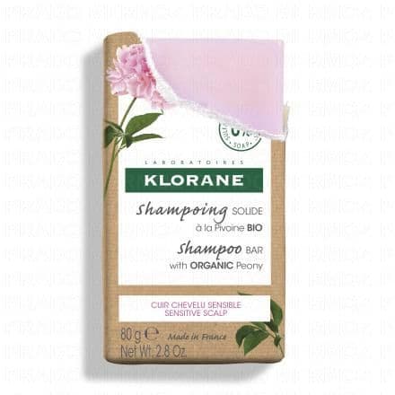 Shampoing Solide Apaisant- Cheveux, cuir chevelu sensibles Le shampoing solide à la Pivoine BIO offre apaisement immédiat et durable aux cuirs chevelus irrités et sensibles de toute la famille, dès 3 ans. Sa formule solide, végan*, sans tensio-actif sulfaté ni savon, contient un extrait de Pivoine BIO cultivé dans un écosystème préservé et utilisé traditionnellement pour ses propriétés apaisantes. Economique et pratique, son format solide permet de faire autant d'utilisations que 2 flacons de 200ml** ! Sa mousse douce et généreuse, au délicat parfum relaxant, protège immédiatement le cuir chevelu, apaise des sensations d'inconfort et de démangeaisons, en apportant brillance et souplesse aux cheveux. Le parfait compromis entre efficacité et éco-conception, avec son packaging minimalise et sa formule solide.