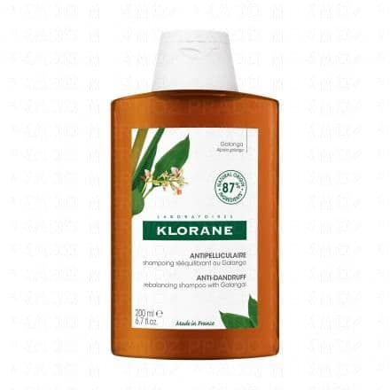 Elimine les pélliculesNettoyant, éliminant, apaisant Le Shampoing rééquilibrant Antipelliculaire au Galanga de Klorane exprime tout le pouvoir de cette racine médicinale naturelle aux propriétés antipelliculaires et apaisantes, cousine du curcuma. Sa formule d'origine naturelle, respectueuse et douce lave les cheveux, élimine tous les types de pellicules** et rééquilibre le cuir chevelu**. Dès la première application, le Shampoing rééquilibrant Antipelliculaire au Galanga contribue à éliminer jusqu’à 100 % des pellicules sèches et grasses avec une efficacité anti-récidive de 7 jours**, après l'arrêt de l'utilisation. Assainit, le cuir chevelu est apaisé, les cheveux sont libérés des pellicules et visiblement éclatants de santé, dans un agréable parfum revivifiant. Adapté à l’usage fréquent ainsi qu’aux femmes enceintes.**Étude clinique 30 sujets, 3 applications/semaines pendant 4 semaines, 7 jours de rémanence.• Lave : sa base lavante douce lave en profondeur sans agresser.• Élimine : efficace dès la première utilisation, il élimine jusqu’à 100 % des pellicules visibles**.• Rééquilibre : avec 87 % d’ingrédients d’origine naturelle, il assainit durablement le cuir chevelu.**Étude clinique 30 sujets 3 applications/semaines pendant 4 semaines, 7 jours de rémanence.