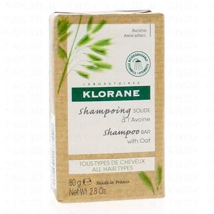 Shampooing solide 2-en-1 pour laver et démêler les cheveux de toute la famille Shampooing Solide à l'Avoine issue de culture BIO, lave, adoucit et démêle les cheveux de toute la famille, dès 3 ans. Il réunit l'efficacité lavante d'un shampoing et les bienfaits démêlants d'un après-shampoing pour les longueurs et les pointes. Sa base lavante douce* sans savon ni tensioactifs sulfatés, lave délicatement. Grâce à son extrait d'Avoine cultivé en bio et en circuit court, il facilite le démêlage et apporte brillance et souplesse aux longueurs. Sa formule minimaliste, végan* et biodégradable** dans son packaging 100 % recyclable permet autant d'utilisations que 2 flacons de shampoing de 200 ml***. En utilisant moins d'eau et moins de plastique, ce soin éco-conçu pratique et nomade délivre douceur et protection.*Vegan info : Sans ingrédients d'origine animale.**Selon la norme OCDE 301B.***Moyenne d'utilisation basée sur le calcul suivant : 400 ml permet 38 lavages et 80 g permet 32 lavages. À pondérer en fonction de la taille et épaisseur de la chevelure.