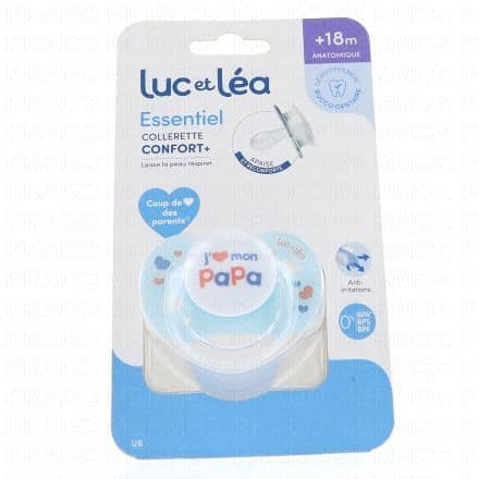 Sucette j'aime ma maman ou mon papa Laisse respirer la peau Motif et couleur aléatoire selon disponibilité. Merci de préciser le sexe de l'enfant dans le panier. Lorsqu'il s'agit de fournir à votre enfant des accessoires de confort, la sucette Essentiel collerette confort+ +18 mois Luc et Léa se distingue par sa qualité exceptionnelle et son design minutieusement étudié. Conçue pour répondre aux besoins des tout-petits de 18 mois et plus, cette sucette devient rapidement l'alliée réconfortante de votre bébé. Chaque moment de calme et de tranquillité est précieusement facilité par cet accessoire essentiel du quotidien. Grâce à sa collerette confort, elle protège doucement la peau fragile de votre enfant tout en lui offrant la douceur qu'il mérite. La sucette Essentiel collerette confort+ +18 mois Luc et Léa a été méticuleusement pensée pour que chaque contour, chaque angle soit propice au confort de votre enfant. Son anneau pratique permet à votre bébé de saisir et manipuler facilement la sucette, renforçant ainsi sa motricité fine tout en satisfaisant son besoin intuitif de succion. Le design innovant de la collerette prend soin de la peau délicate de bébé, réduisant les risques de rougeurs ou d'irritations. Cette succion contrôlée et douce garantit un apaisement immédiat, indispensable pour soulager bébé lors des moments de tension ou de transitions. Ainsi, chaque détail a été pensé pour allier confort et sécurité, essentielle pour assurer la tranquillité d'esprit des parents.