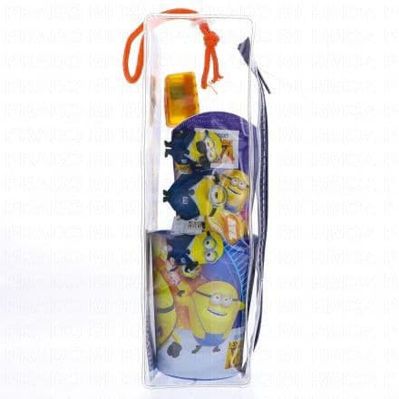 Cette trousse contient : - 1 Brosse à dents - 1 Gobelet- 1 Dentifrice 74ml- 1 Trousse Grâce à la trousse de toilette, vos enfants seront équipés en toute circonstance grâce au dentifrice, à la brosse à dents et au gobelet réutilisable. Pour les voyages et même à la maison, cette trousse d'hygiène dentaire accompagne les enfants jusque dans la salle de bains. La tête de brosse est spécialement conçue pour atteindre toutes les surfaces des dents dans la bouche de l'enfant. Ses poils doux et arrondis sont aussi doux que possible pour l'émail des dents et les gencives.