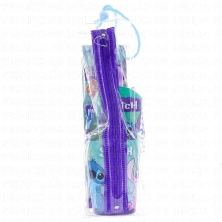 Cette trousse contient : - 1 Brosse à dents - 1 Gobelet- 1 Dentifrice 74ml- 1 Trousse Grâce à la trousse de toilette, vos enfants seront équipés en toute circonstance grâce au dentifrice, à la brosse à dents et au gobelet réutilisable. Pour les voyages et même à la maison, cette trousse d'hygiène dentaire accompagne les enfants jusque dans la salle de bains. La tête de brosse est spécialement conçue pour atteindre toutes les surfaces des dents dans la bouche de l'enfant. Ses poils doux et arrondis sont aussi doux que possible pour l'émail des dents et les gencives.