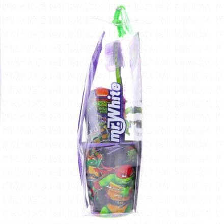 Cette trousse contient : - 1 Brosse à dents - 1 Gobelet- 1 Dentifrice 74ml- 1 Trousse Grâce à la trousse de toilette, vos enfants seront équipés en toute circonstance grâce au dentifrice, à la brosse à dents et au gobelet réutilisable. Pour les voyages et même à la maison, cette trousse d'hygiène dentaire accompagne les enfants jusque dans la salle de bains. La tête de brosse est spécialement conçue pour atteindre toutes les surfaces des dents dans la bouche de l'enfant. Ses poils doux et arrondis sont aussi doux que possible pour l'émail des dents et les gencives.