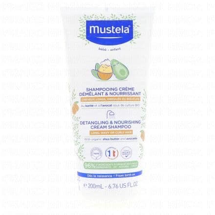 Shampooing démêlant nourrissant pour bébés et enfants. Le shampooing crème démêlant de Mustela est spécialement formulé pour les cheveux longs, ondulés ou bouclés des bébés et des enfants. Enrichi en beurre de karité bio et en huile d’avocat bio, il nourrit la fibre capillaire, hydrate les cheveux et leur redonne souplesse et brillance dès le lavage. Sa formule composée à environ 96 % d’ingrédients d’origine naturelle, vegan et sans silicones ni tensioactifs sulfatés, respecte le cuir chevelu sensible des tout-petits et peut être utilisée dès la naissance (hors prématurés). Le shampooing forme une mousse légère facile à rincer et laisse les cheveux doux, brillants et délicatement parfumés, sans les alourdir.