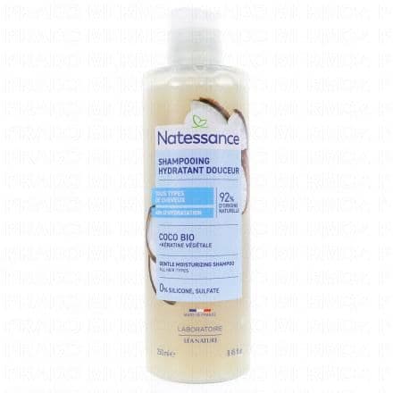 Shampoing extra-doux, brillance. Usage fréquent. Senteur coco.96% d'origine naturelle, tous types de cheveux. Les agressions extérieurs (pollution, sèche-cheveux, eau calcaire...) ternissent vos cheveux. le shampooing à l’huile de coco bio Natessance restructure nourrit et lisse la structure de vos cheveux. Sa formule douce respecte les cheveux et le cuir chevelu. Vos cheveux sont souples et brillants.