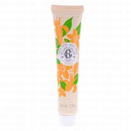 Crème Mains Bienfaisante Beurre de karité et huile d'amande douce L'extase au soleil, la douce chaleur des rayons au zénith sur la peau…La Crème Mains Bienfaisante Néroli invite au plaisir d'un bain de soleil révélant les effluves miellées et lactées de la fleur d'oranger. Enrichie d'extrait naturel de néroli connu pour ses vertus délassantes, de beurre de karité et d'huile d'amande douce, elle nourrit et protège la peau tout en douceur. Ni grasse ni collante, elle pénètre rapidement et laisse votre peau hydratée pour des mains nourries, des ongles protégés des agressions extérieures et des cuticules assouplies.