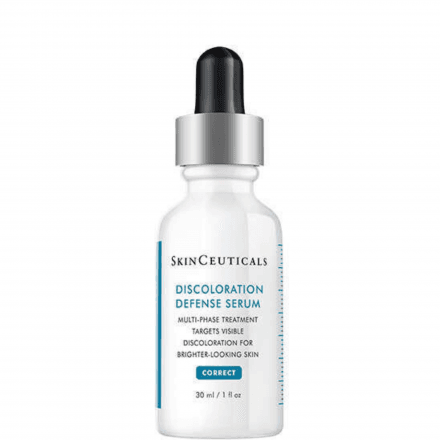 Soin anti-taches Discoloration Defense Serum est un sérum anti-taches qui prévient et corrige tous types de taches pigmentaires, même les taches brunes les plus résistantes, pour un teint plus régulier, uniforme et éclatant. Pour lutter contre l’apparition des taches pigmentaires et réduire leur apparence, adoptez dès maintenant un soin correcteur anti-taches dans votre routine beauté.Destiné à tous les types de peaux ayant des problèmes d’hyperpigmentation, Discoloration Defense Serum est un soin anti-taches conçu pour tous les phototypes et toutes les carnations.Il renferme 1,8 % d’acide tranexamique, un actif reconnu pour réduire l’activité des mélanocytes et bloquer les agents inflammatoires, de la niacinamide, cette vitamine belle peau qui bloque le transfert de la mélanine à la surface de la peau ainsi que de l’hépès, un actif qui active la régénération cellulaire et favorise la desquamation, pour un effet peau neuve.