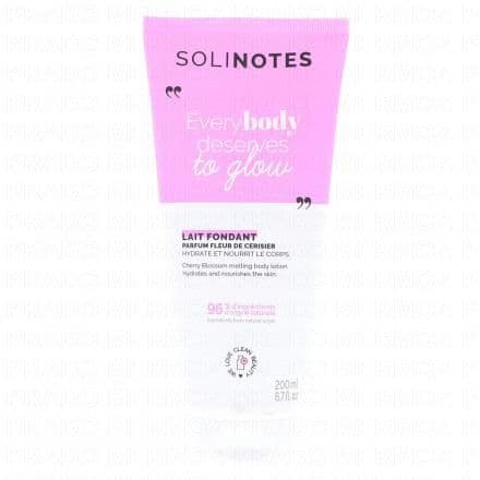 Hydrate et nourrit le corps Avec une formule au beurre de karité bio et à l'huile d'amande douce, ce lait corps hydrate, nourrit et revitalise la peau dès la première utilisation, tout en la parfumant délicatement de notes florales de fleur de cerisier. Sa texture fluide pénètre rapidement, sans effet gras, pour une peau souple et agréablement parfumée.