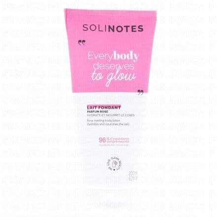 Hydrate et nourrit le corps Ce lait corps, formulé avec du beurre de karité bio et de l'huile d'amande douce, hydrate, nourrit et revitalise la peau dès la première application, en déposant un parfum délicat de rose. Sa texture fluide et légère est rapidement absorbée sans effet gras, laissant la peau souple et parfumée.