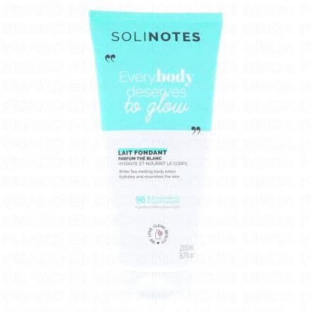 Hydrate et nourrit le corps Riche en beurre de karité bio et en huile d'amande douce, ce lait pour le corps hydrate intensément, nourrit et revitalise la peau dès la première utilisation, en diffusant un subtil parfum de thé blanc. Sa texture fraîche et légère pénètre rapidement sans résidu collant, pour une peau souple et douce.